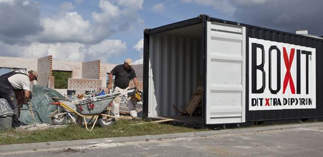 Opbevaring af værktøj og maskiner i container på byggepladsen Værktøjscontainer byggeplads