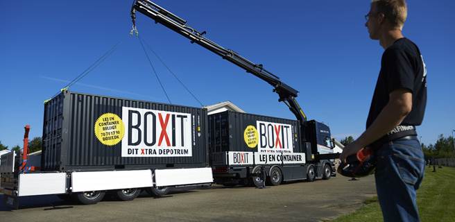 Ved containerleje aflæsses containeren med kran Aflæsning af container med kran