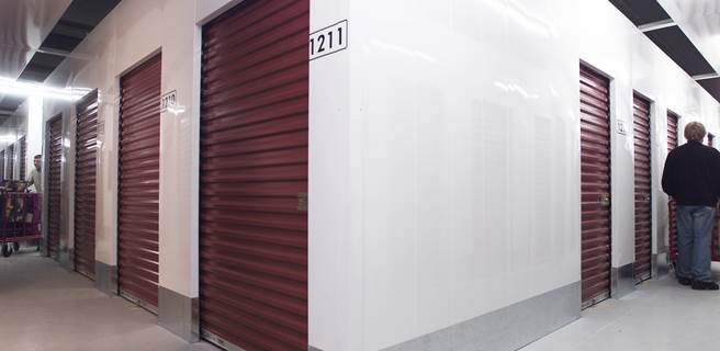 Oplyste og rene gange i BOXITs Self Storage afdelinger Gang hos boxit