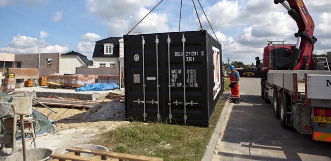 Levering af materialecontainer på byggeplads Materialecontainer