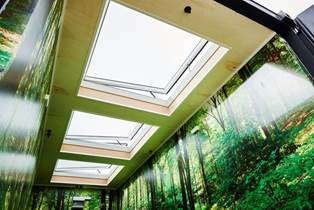 VELUX containeren er forsynet med ovenlysvinduer Ovenlysvinduer i udstillingscontaineren