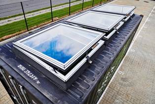 VELUX ovenlysvinduer monteret i en BOXIT Container Ovenlysvinduer i containeren