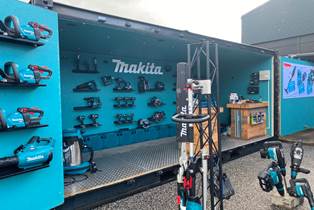 Containeren fungerer som mobil butik til fremvisning af værktøj Pop-up butik i container