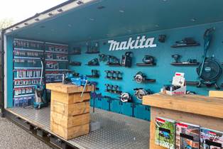 Popup shop indrettet i 20 fod sidedørscontainer Popup butik i 20 fod container
