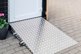 Rampe giver coronasikret container adgang for kørestolsbrugere Specialdesignet container med rampe
