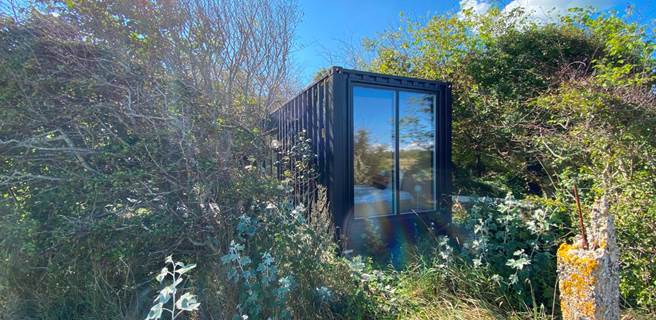 BOXIT container omdannet til et hyggeligt containerhus med udsigt til den vilde natur 20 fods containerhus med udsigt