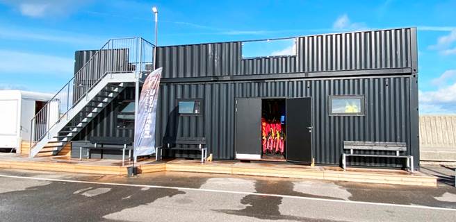 Specialdesignet contailerløsning med 1. sal og god plads til opbevaring Specialcontainer med opbevaring og udsigt