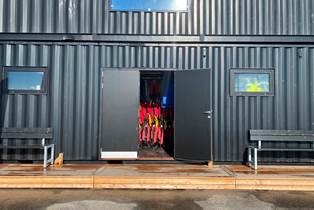 Specialcontainer designet præcis efter kundens ønske og behov Dør på langsiden af containeren sikrer nem adgang