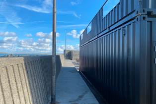 Den glatte landside har front ud mod havet 40 fods container i Thyborøn