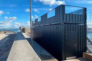 Container til opbevaring af outdoor udstyr og med trappe til overetage Udsigtscontainer med 1. sal