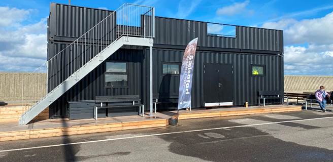 Den mobile eventcontainer til opbevaring har en god placering på havnen Perfekt placering af udsigtscontaineren