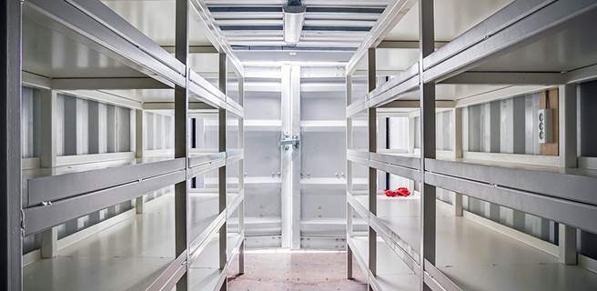 Specialbyggede reoler i værkstedscontaineren 20 fods værkstedscontainer til Femern