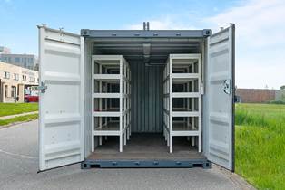 Reoler opbygget af massiv jern til opbevaring af tungt udstyr Container indrettet med reoler