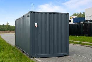 Vores kunde har efter ønske fået leveret specialcontainere i en mørk grå 20 fods skibscontainer i mørk grå